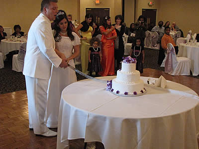 Jason & Hana Durkin slice the cake