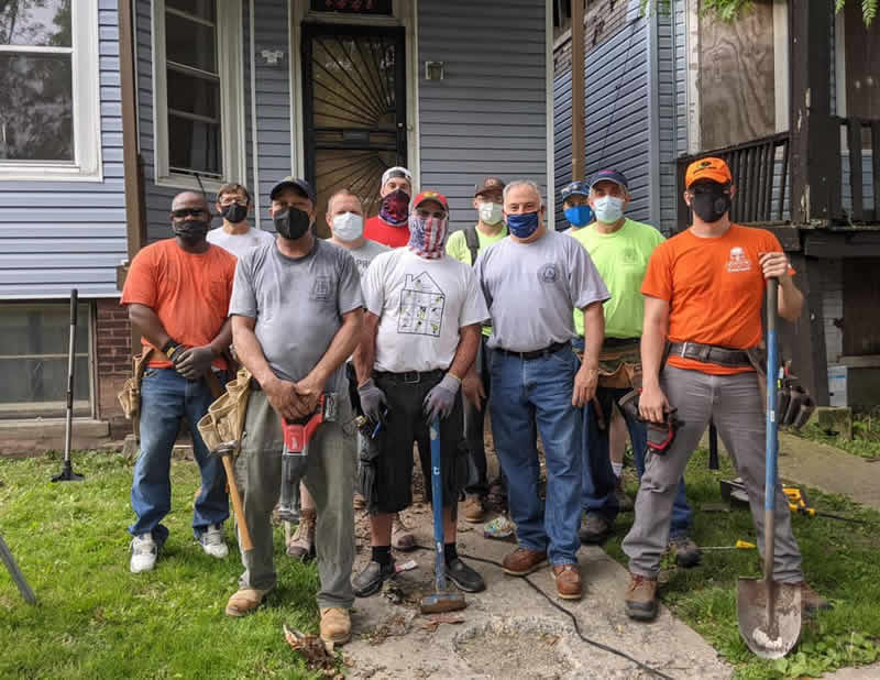 Members of Chicago Regional Council of Carpenters Carpenters Local 1 working with Rebuilding Chicago.