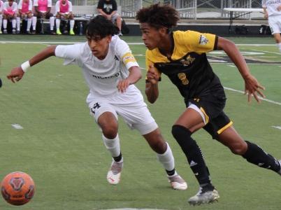 Jalen Williams vies for possession Sept. 14 vs. Richards.