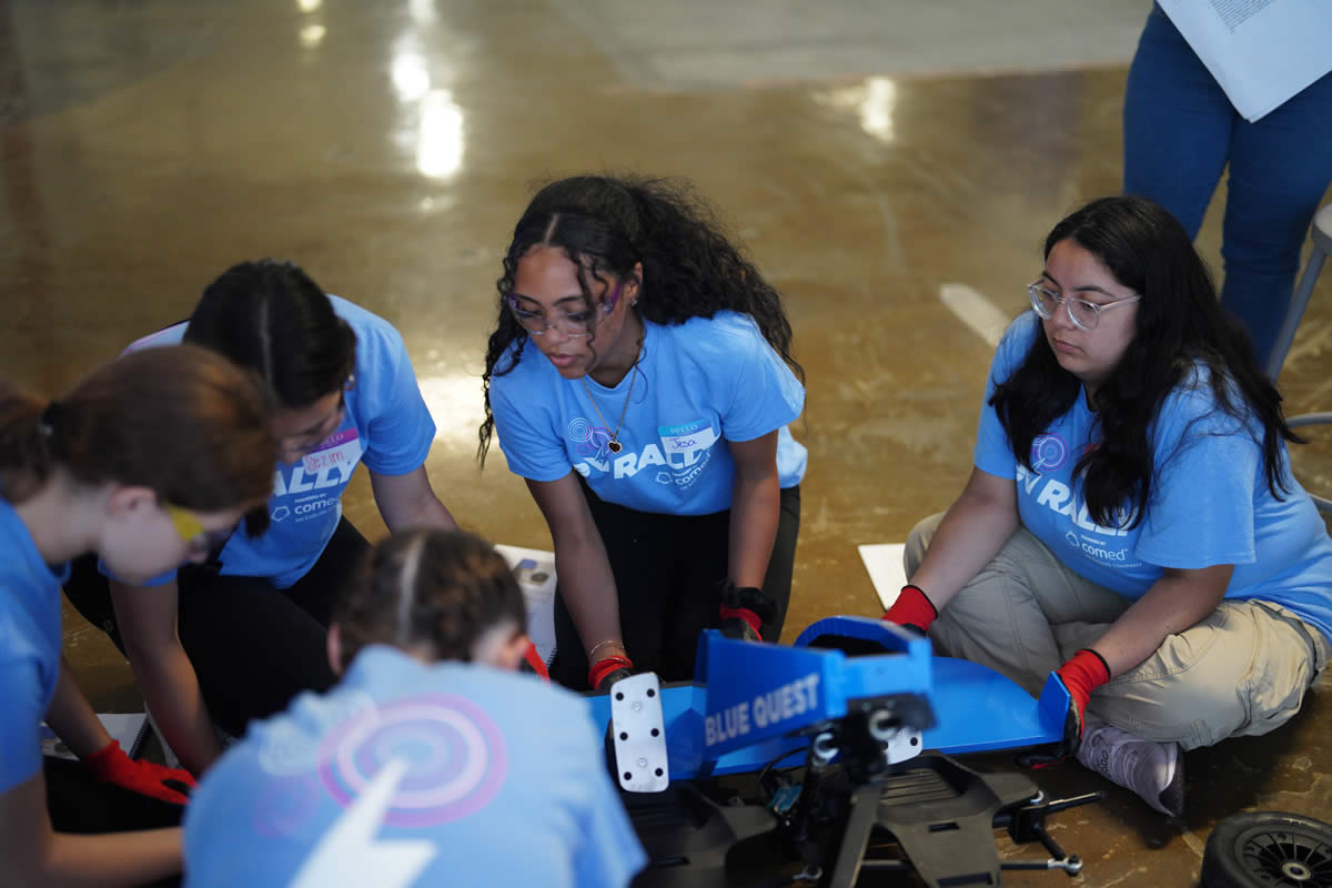 Jesa Webb, center, works with young women at Build Night Tuesday night. (PHOTO SUPPLIED)