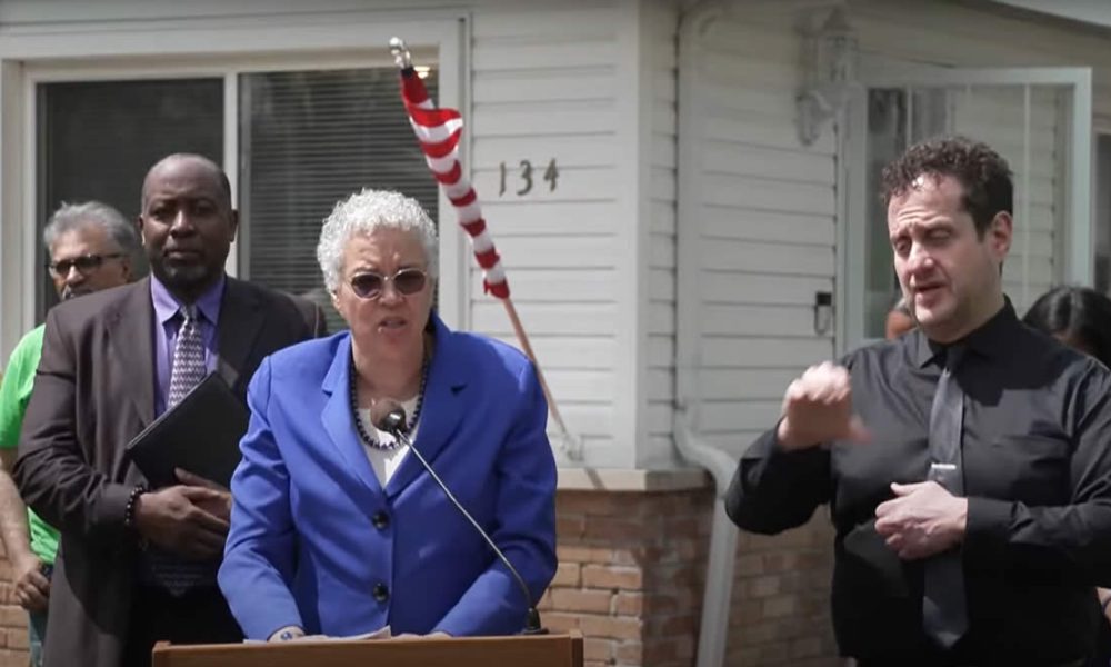 President Toni Preckwinkle, Mayor Joseph Woods, sign interpreter