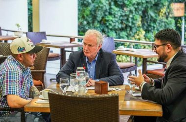 Maryland Senator Chris Van Hollen meeting with Ábrego García in El Salvador